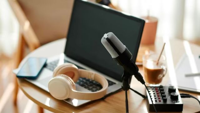 Where Is the Microphone On A MacBook Air