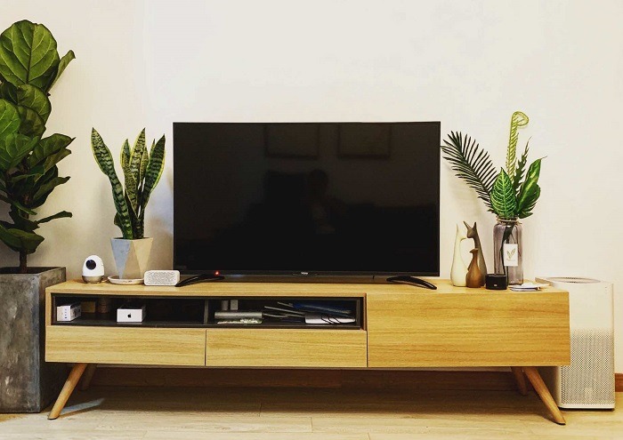 5dfd15711ee2d6b849df2d33 tv with stand in livingroom UN